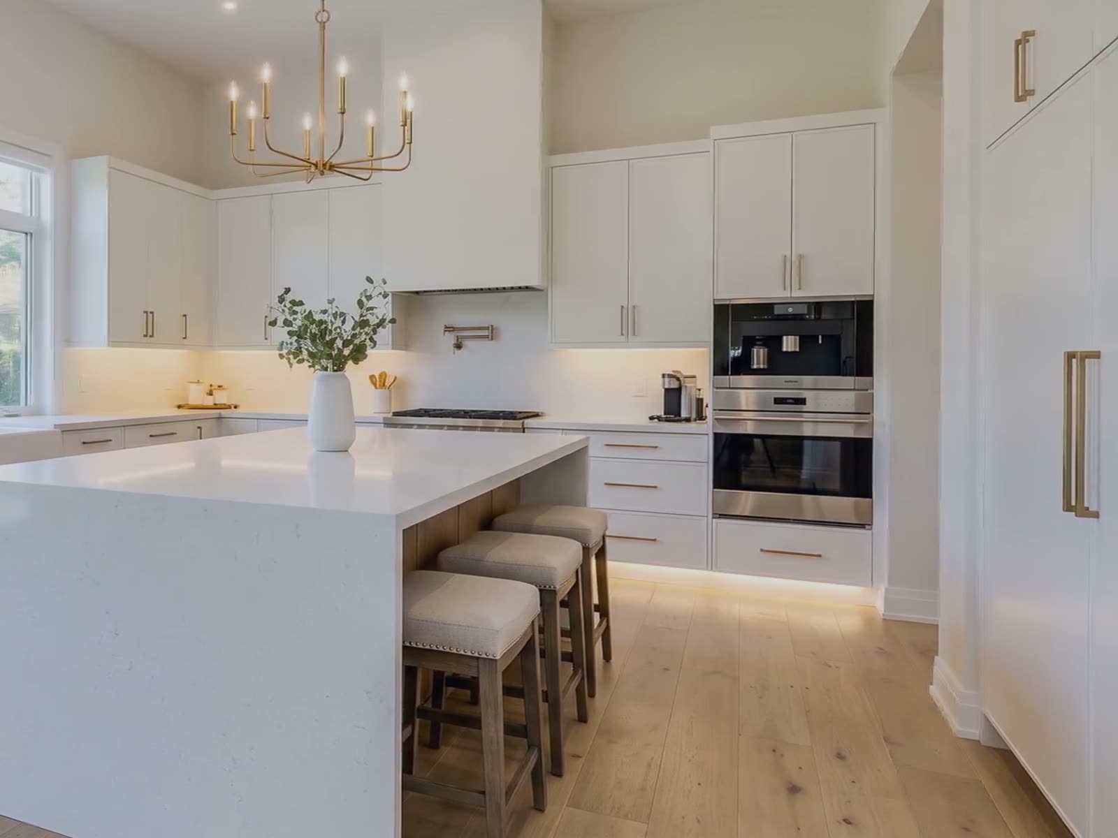 Sample frame: Kitchen island and pendants